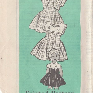 Może przedstawiać: Wzorzec szycia vintage na sukienkę dla dziewczynki. Wzór jest wydrukowany na jasnozielonym tle i przedstawia dziewczynkę w sukience z białym kołnierzykiem i dopasowaną kurtką. Numer wzoru to 4720, a rozmiar to 8.