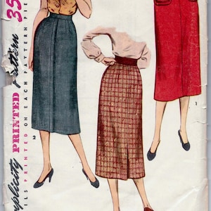 Puede incluir: Patrón Simplicity vintage con ilustraciones de tres diseños de faldas. El patrón incluye una falda lápiz, una falda a cuadros y una falda con bolsillos. El precio es de 35c. La cintura es de 76 cm y la cadera de 99 cm. El texto dice 'Simple to Make'.