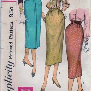 Può includere: Modello di cucito vintage Simplicity 2196 per una gonna. Il modello è per un modello stampato, taglia 35C, vita 63,5 cm, fianchi 86,4 cm. Il modello mostra tre diversi stili di gonne, una turchese, una marrone con pois bianchi e una rossa con un motivo a chevron.