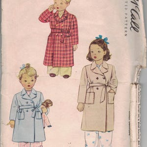 Op de afbeelding: Vintage McCall gedrukt patroon met illustraties van kinderjassen en pyjama's. De kinderen worden afgebeeld in een rood geruite jas, een lichtblauwe jas en een beige jas. Het patroon bevat de tekst "PRINTED PATTERN" en "McCall".
