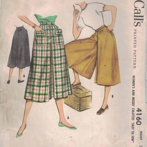 Pode incluir: Padrão de costura vintage McCall's para culotes femininos, com ilustrações das peças de vestuário. O padrão inclui um design de culote xadrez, uma saia lisa e um culote liso. O texto no padrão diz "Easy to Sew".
