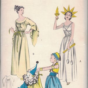 Peut inclure: Patron de couture Butterick vintage avec illustrations de costumes. Les modèles incluent une longue robe, un costume de la Statue de la Liberté, un costume de bouffon et un costume de génie. Le patron est pour un tour de poitrine de 76 cm et coûte 35 cents.