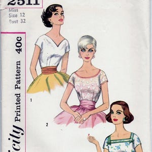 Puede incluir: Patrón de costura vintage Simplicity para un vestido, con tres estilos diferentes. El número del patrón es 2511 y la talla es 12. El patrón está impreso en un fondo blanco con un esquema de color rosa y verde.