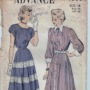 Könnte beinhalten: Vintage-Schnittmuster für zwei Kleider. Das Schnittmuster ist für Größe 18, mit einem Brustumfang von 91 cm und einem Hüftumfang von 99 cm. Ein Kleid ist ein lila Kleid mit weißer Spitzenverzierung und das andere ist ein gestreiftes Kleid mit weißem Kragen.