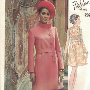 Peut inclure: Illustration de mode vintage Vogue Couturier Design. Une femme porte un manteau rose et un chapeau assorti. Le manteau a un col montant et de gros boutons. Un croquis d'une robe est à droite. Le texte "Fabiani of Italy" est visible.