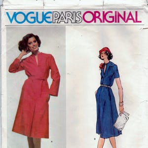 Pode incluir: Um padrão de costura vintage para dois vestidos. O padrão é para um vestido vermelho com decote em V e um vestido azul com colarinho. O padrão é da Vogue Paris Original e é tamanho 12.