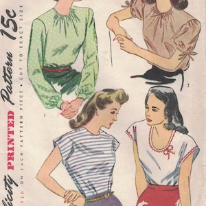 Op de afbeelding: Vintage Simplicity naaipatroon met vier blouse-ontwerpen. De illustratie toont een groene blouse met witte stippen, een roze blouse met strikdetails, een gestreepte top en een witte top met rode bies. Het patroon is maat 16, borstomvang 86 cm.