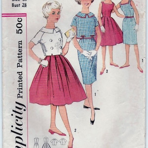 Puede incluir: Patrón de costura Simplicity vintage número 2889 para un vestido para adolescentes. El patrón incluye tres estilos de vestidos diferentes: un vestido a cuadros con cuello Peter Pan, un vestido rojo liso con cuello blanco y una blusa blanca con falda roja. El patrón está impreso en un fondo blanco con texto negro.
