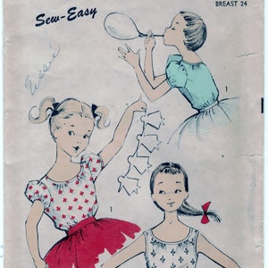 Puede incluir: Un patrón de costura vintage para un vestido de niña. El patrón es para un vestido de talla 6 con un pecho de 61 cm. El patrón incluye instrucciones para hacer un vestido con una falda fruncida y un corpiño ajustado. El patrón es de Advance, una popular empresa de patrones de costura.