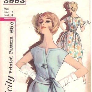 Puede incluir: Portada de libro de patrones Simplicity vintage con un diseño de vestido azul claro con lazo y un vestido floral. La portada incluye el número 3993, la talla 14 y el texto "Simple to Make".