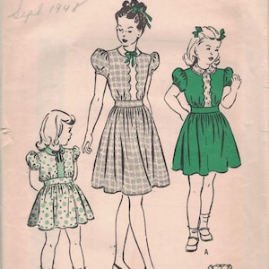 Puede incluir: Patrón de costura Butterick vintage 4091, con ilustraciones de tres vestidos. Los vestidos tienen mangas abullonadas y están en patrones verdes y grises. El patrón incluye el texto "BREAST 26 SIZE 8" y "25¢".