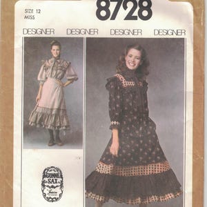 Może przedstawiać: Wzór szycia Simplicity 8728 z dwoma wzorami sukienek w stylu vintage. Koperta wzoru przedstawia ilustracje sukienek, w rozmiarze 12 dla pań. Okładka zawiera logo Simplicity i znak towarowy Gunne Sax.