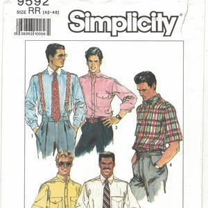 Könnte beinhalten: Simplicity Schnittmuster 9592, Größe RR (42-48), mit Illustrationen von Herrenhemden. Das Bild zeigt verschiedene Hemdstile, darunter gestreifte, karierte und unifarbene Hemden, mit verschiedenen Kragen- und Taschenausführungen. Das Muster enthält das Simplicity-Logo und Preisinformationen.