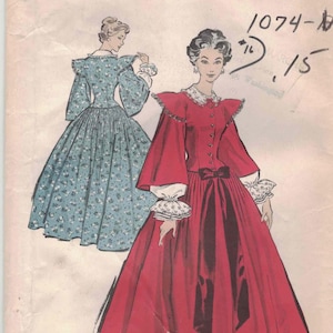 Puede incluir: Patrón de costura Advance vintage 715, talla 12, con ilustraciones de dos vestidos largos. Uno es rojo con un lazo, el otro es azul con un estampado floral. El patrón incluye el texto "ADVANCE" y "THE EASY PRINTED PATTERN!"