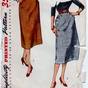 Pode incluir: Padrão de costura vintage Simplicity para uma saia. O padrão é para uma peça de 35c e inclui dois estilos de saia diferentes. A primeira saia é uma saia lápis marrom e a segunda saia é uma saia xadrez preta e branca. O padrão é rotulado como "Simples de fazer".