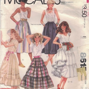 Pode incluir: Padrão de costura vintage da McCall's com ilustrações de vários designs de saias. O padrão inclui uma variedade de estilos, de listrados a xadrez. O texto "McCall's" é exibido de forma proeminente no topo. A coleção Brooke Shields Signature também é notada.