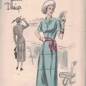 Peut inclure: Patron de couture vintage Vogue Special Design. L'illustration montre une femme dans une robe bleu clair avec une ceinture écharpe rouge et blanche. Le patron comprend une taille 12, avec un tour de poitrine de 76 cm et un tour de hanches de 84 cm. Imprimé aux États-Unis.