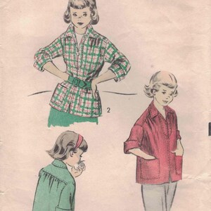 Puede incluir: Patrón de costura vintage con ilustraciones de tres diseños de camisa. El patrón incluye el texto "ADVANCE 5988" y "SIZE 6 Breast 24". Las ilustraciones muestran una camisa a cuadros verdes y blancos, una camisa roja y una camisa verde.