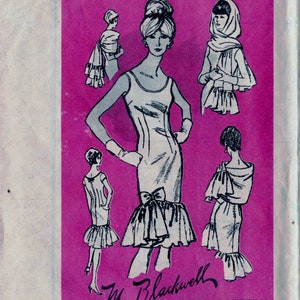 Puede incluir: Patrón de costura vintage para un vestido con un dobladillo con volantes. El patrón es de Mr. Blackwell, un diseñador destacado, y es de talla 10. El patrón está impreso en papel rosa y muestra cuatro vistas diferentes del vestido.