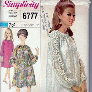 Pode incluir: Padrão de costura vintage Simplicity número 6777 para um vestido. O padrão é para um tamanho 12, busto 81 cm. O padrão mostra dois estilos de vestidos diferentes, um com estampa floral e o outro com um design de renda branca. O padrão custa 75 centavos.