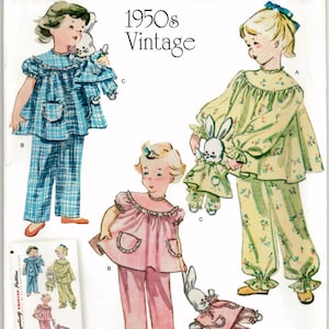 Può includere: Modello di cucito Simplicity J0474 per pigiami per bambini. Il modello include tre stili diversi: un pigiama a quadri blu e bianchi, un pigiama rosa e un pigiama floreale giallo. Ogni set include una parte superiore e pantaloni. Il modello è per le taglie 3-8.