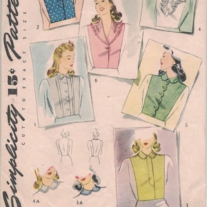 Könnte beinhalten: Vintage Simplicity Schnittmuster mit Illustrationen von Blusen mit verschiedenen Kragen- und Ausschnittdesigns. Das Muster enthält einen blauen Polka-Dot-Kragen, einen rosa Rüschenkragen und eine grüne Weste. Der Text "Simplicity" ist sichtbar.