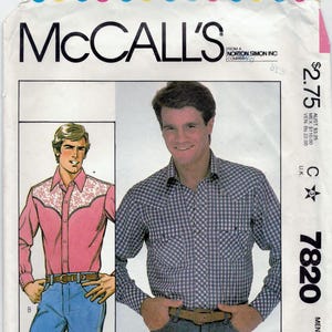 Puede incluir: Un patrón de costura para una camisa a cuadros. El patrón es de McCall's y es el número 7820. El patrón es para tallas de hombre 44.