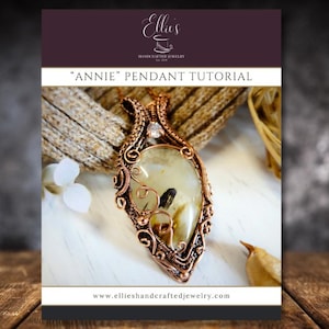 Puede incluir: Un tutorial para hacer un colgante envuelto en alambre de cobre con una piedra transparente y una pequeña piedra negra en su interior. El colgante se llama "Annie" y el tutorial está disponible en el sitio web ellieshandcraftedjewelry.com.