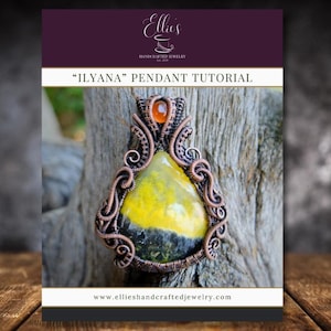 Peut inclure: Couverture d'un tutoriel présentant un pendentif artisanal avec une pierre jaune et noire, enveloppé de fil de cuivre. Le pendentif est posé sur un fond en bois. Le texte "ILYANA PENDANT TUTORIAL" est affiché.