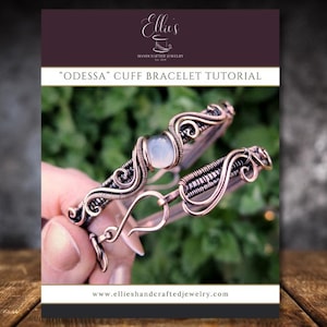 Peut inclure: Tutoriel de fabrication d'un bracelet manchette en fil métallique avec un bracelet en argent et cuivre orné d'une pierre blanche. Le tutoriel est intitulé "ODESSA" CUFF BRACELET TUTORIAL et comprend l'adresse du site web www.ellieshandcraftedjewelry.com.