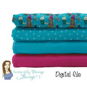 Può includere: Una pila di quattro pannelli di tessuto. Il pannello superiore presenta uno sfondo turchese con un motivo ripetuto di dinosauri che indossano cappelli invernali e sciarpe. Il secondo pannello è turchese con un motivo di fiocchi di neve bianchi. Il terzo pannello è di colore turchese solido. Il pannello inferiore è di colore magenta solido. Il testo "Awesomely Strange Things" è stampato in turchese su uno sfondo bianco sotto i pannelli di tessuto. Il testo "Digital File" è stampato in nero su uno sfondo bianco sotto i pannelli di tessuto.