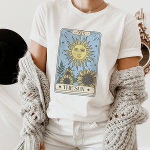 Camisa de carta de tarot solar / Camisa de sol - Ropa de tarot - Camisas de tarot mujeres - Vibraciones positivas - Camisa de girasol Camisa vintage