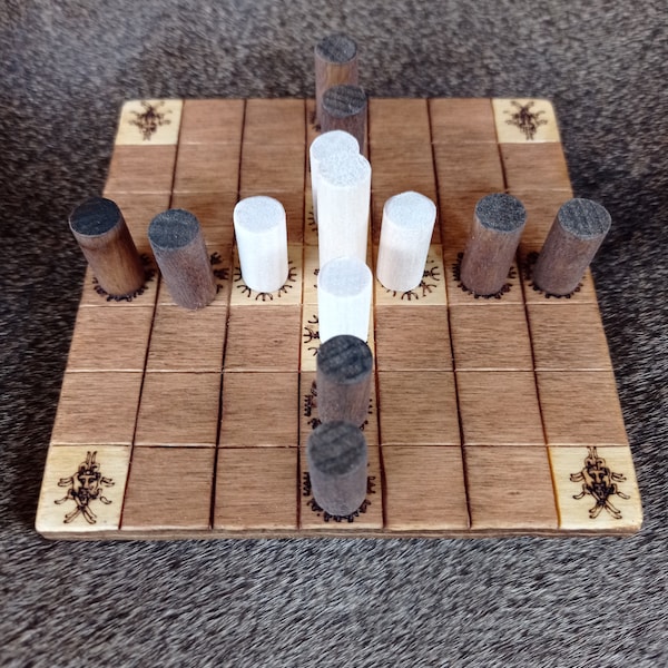 HNEFATAFL. BRANDUBH. BOARDGAME. Historical re-enactments. Wooden toys. Viking chess. Medieval game. Viking game. Vikings. Chess.