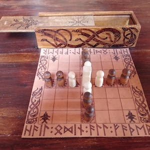 HNEFATAFL. BRANDUBH. BOARDGAME. Gdr. Pyrography. Historical re-enactments. Medieval game. Viking game. Vikings. Chess.