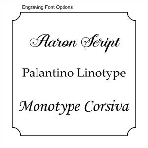 Op de afbeelding: Een witte kaart met een zwarte rand en een decoratief ontwerp. De kaart geeft drie verschillende lettertypen voor graveren: Aaron Script, Palatino Linotype en Monotype Corsiva.