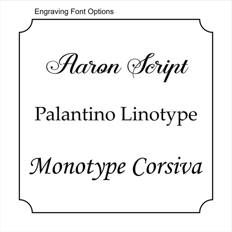 Op de afbeelding: Een witte kaart met een zwarte rand en een decoratief ontwerp. De kaart geeft drie verschillende lettertypen voor graveren: Aaron Script, Palatino Linotype en Monotype Corsiva.