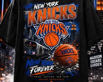 Puede incluir: Camiseta negra con un diseño gráfico desgastado. El diseño presenta las palabras "New York Knicks" y una pelota de baloncesto, junto con el horizonte de Nueva York, un tren y el texto "Forever".