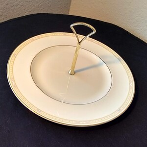 Royal Doulton 1986 English Cassandra Pattern H51176 Bone China Cake Plate