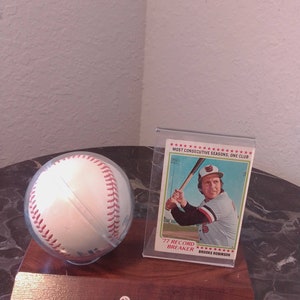 Brooks Robinson 77 record Breaker mint consecutive seasons one club signed ball encased in plastic with card