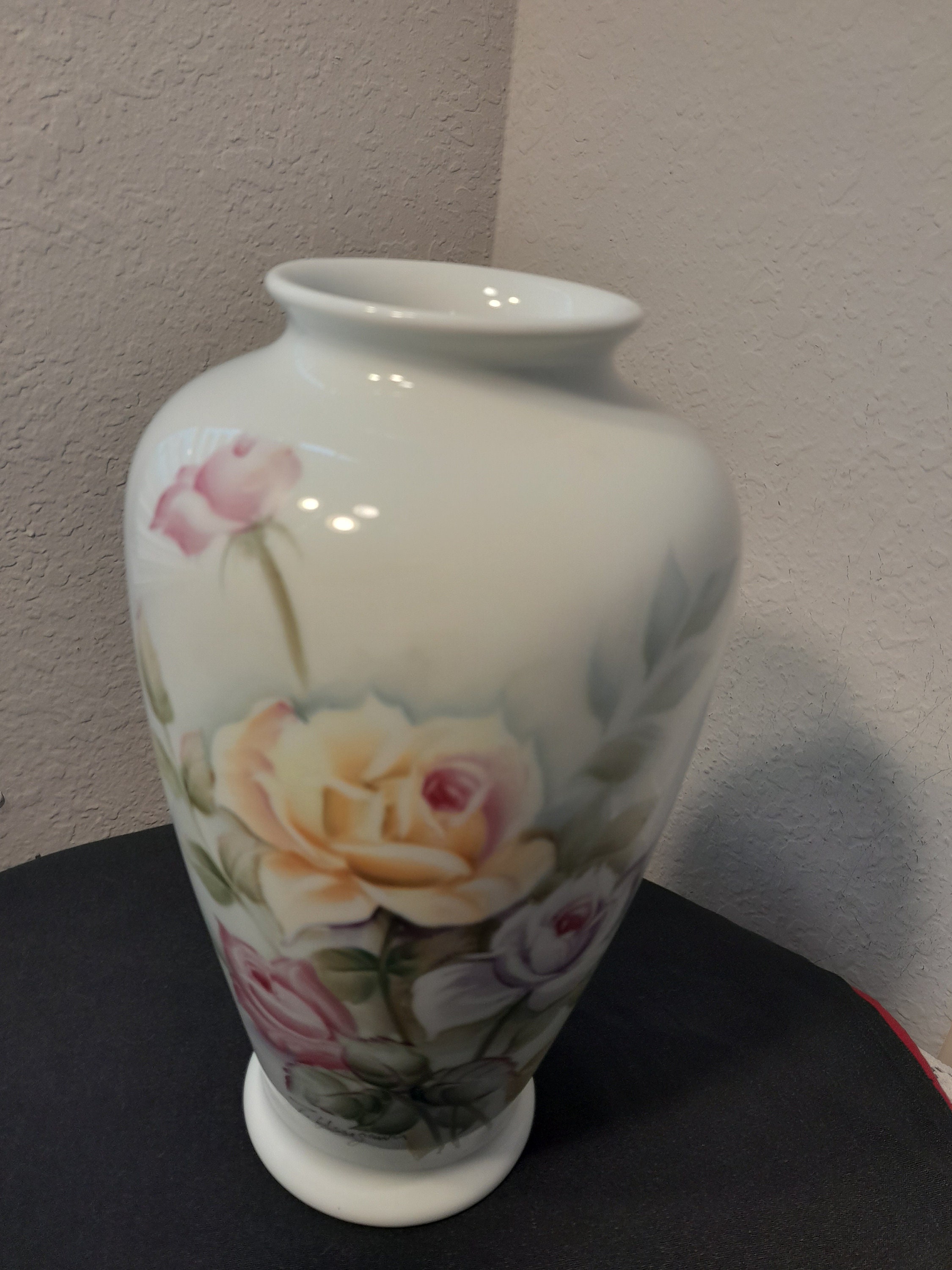 ●JAPANESE MODERN VINTAGE FLOWER VASE ● Andrea by Sadek Porcelain Rose Flower Vase Signed T. Hasegawa