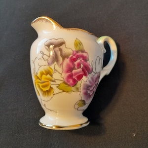 Salisbury Sweet Pea creamer fine bone china England 1940s gorgeous