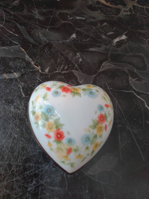Lefton Heartshaped ring dish/ trinket jewelry box Gem