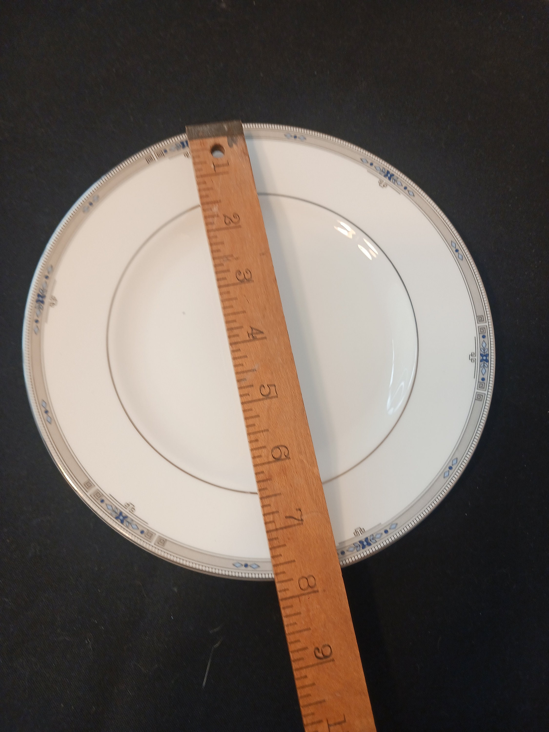 Wedgwood Amherst Luxurious Bone China England 1984 8 Inch Lunch