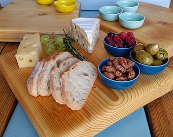 Drewniana deska do wędlin i serów z ceramicznymi miseczkami do dipów