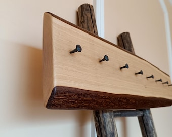 Ręcznie robiony wieszak na ubrania z orzecha włoskiego z ręcznie kutymi gwoździami