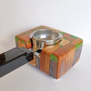 Tamperstation aus Edelholz und Epoxidharz individuell nach Wunschfarben Siebträger Espresso gestampft