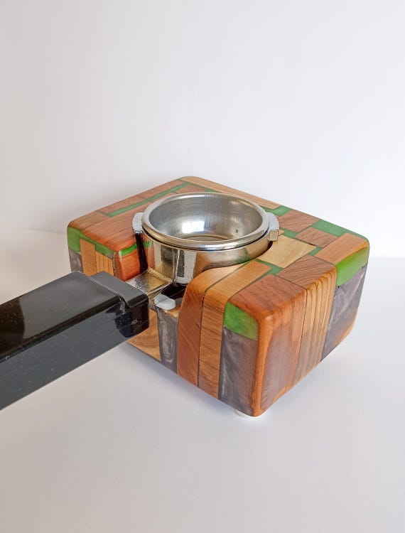 Tamperstation aus Edelholz und Epoxidharz individuell gefertigt Wunschfarben Siebträger Espresso tamping
