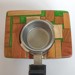 Tamperstation aus Edelholz und Epoxidharz individuell gefertigt Wunschfarben Siebträger Espresso tamping image 9