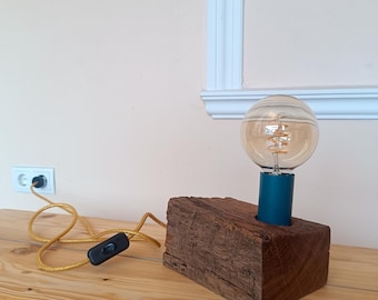 Lampa Oak Beam: rustykalna lampa biurkowa, akcent w kolorze benzyny i złota