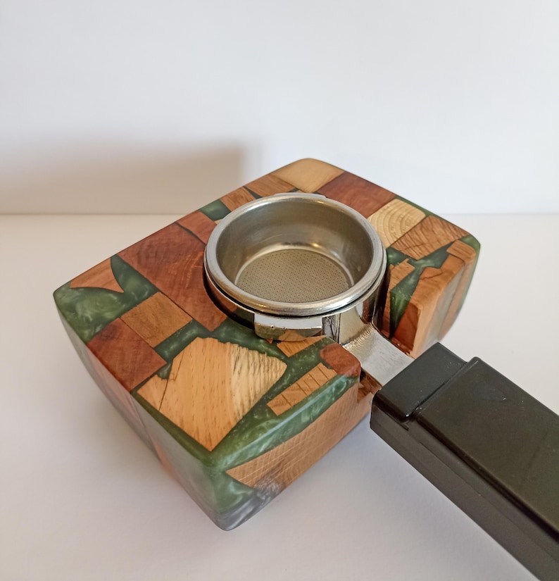 Tamperstation aus Edelholz und Epoxidharz individuell gefertigt Wunschfarben Siebträger Espresso tamping image 12